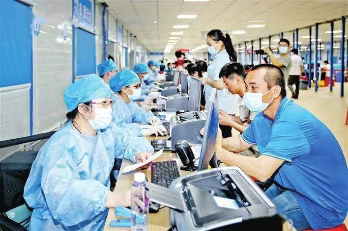 西乡会堂临时接种点,医护人员为前来接种疫苗的市民进行登记.