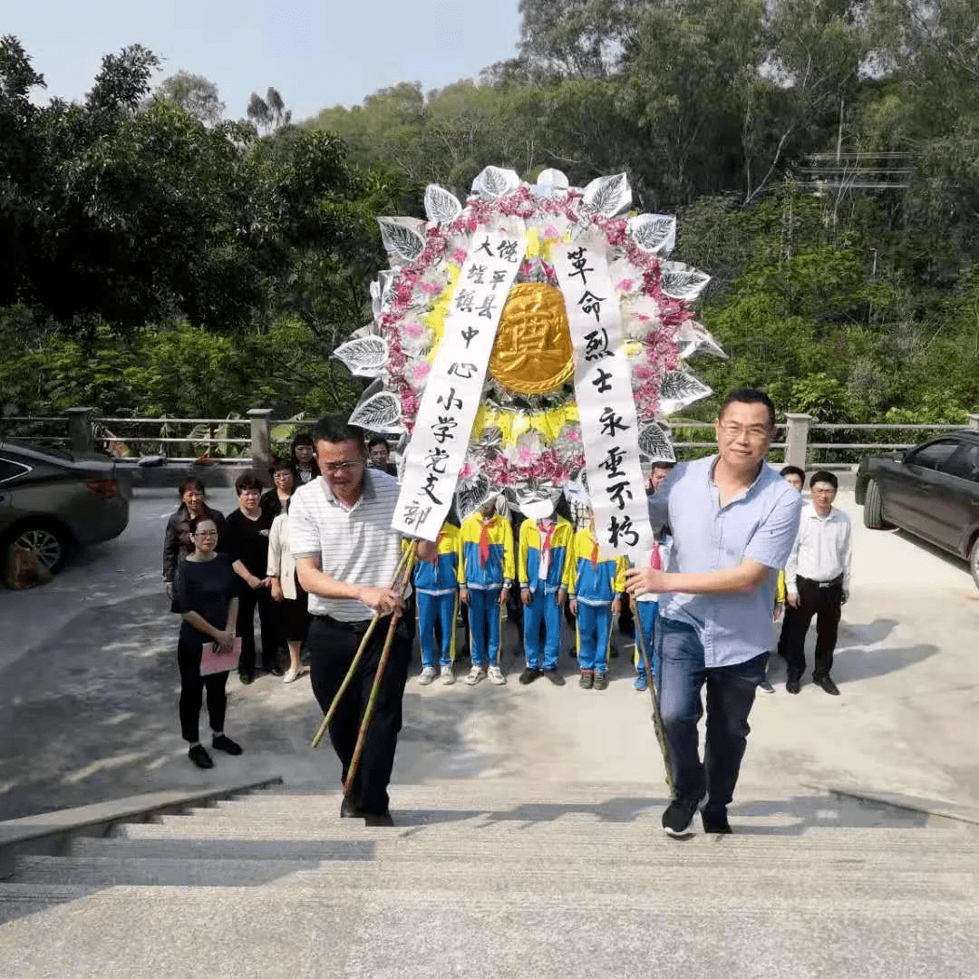 饒平五中團委開展緬懷英烈祭掃活動▲饒平縣一中團委開展緬懷英烈祭掃