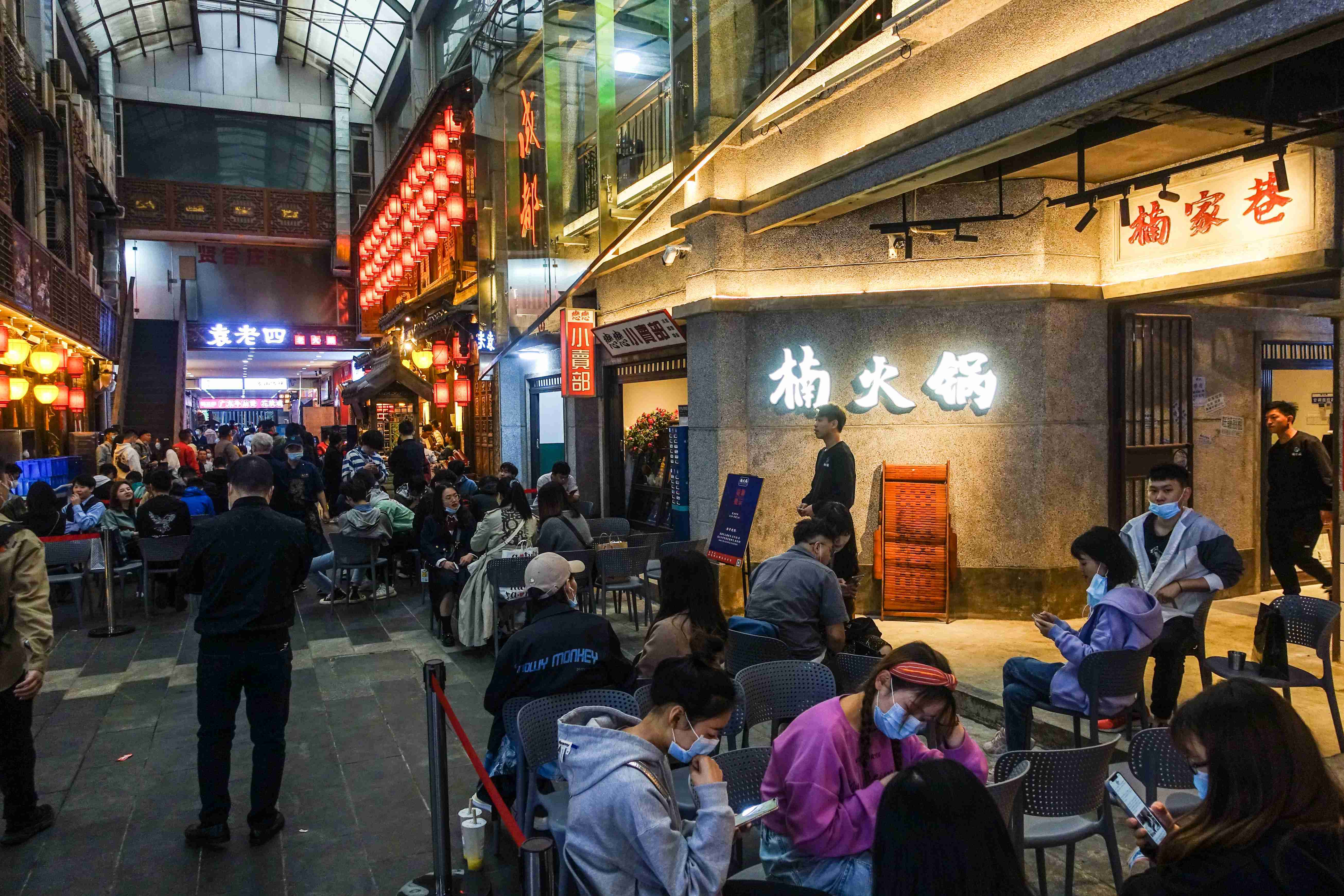 2021年4月3日,四川成都,成都春熙路东大街火锅一条街生意火爆,每家店