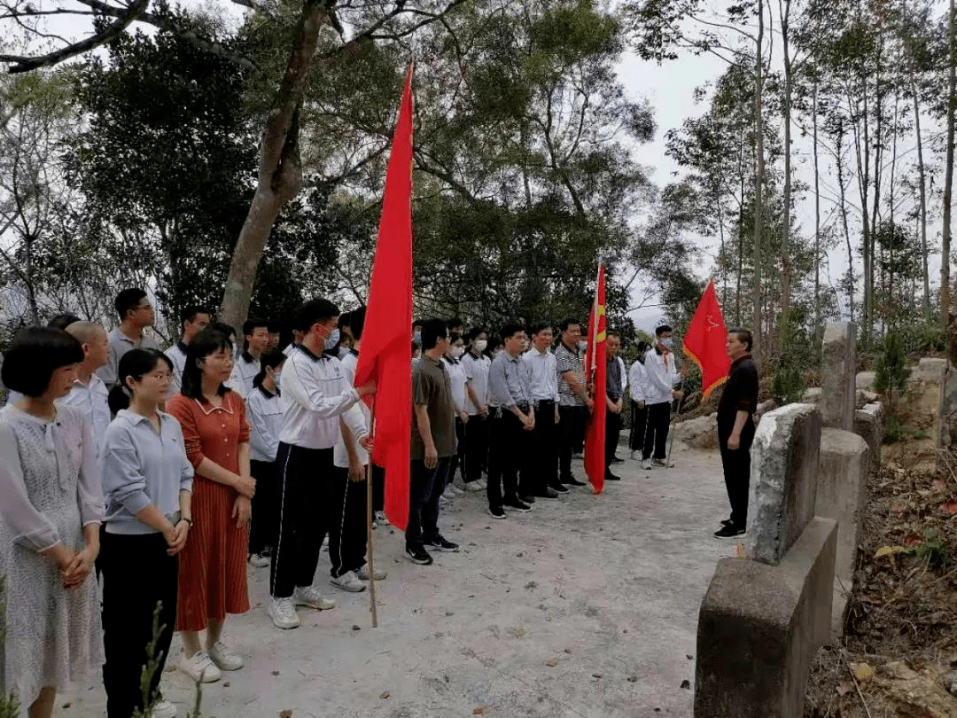 三饒中學團委開展緬懷英烈祭掃活動▲饒平縣新豐職校團委開展緬懷英烈