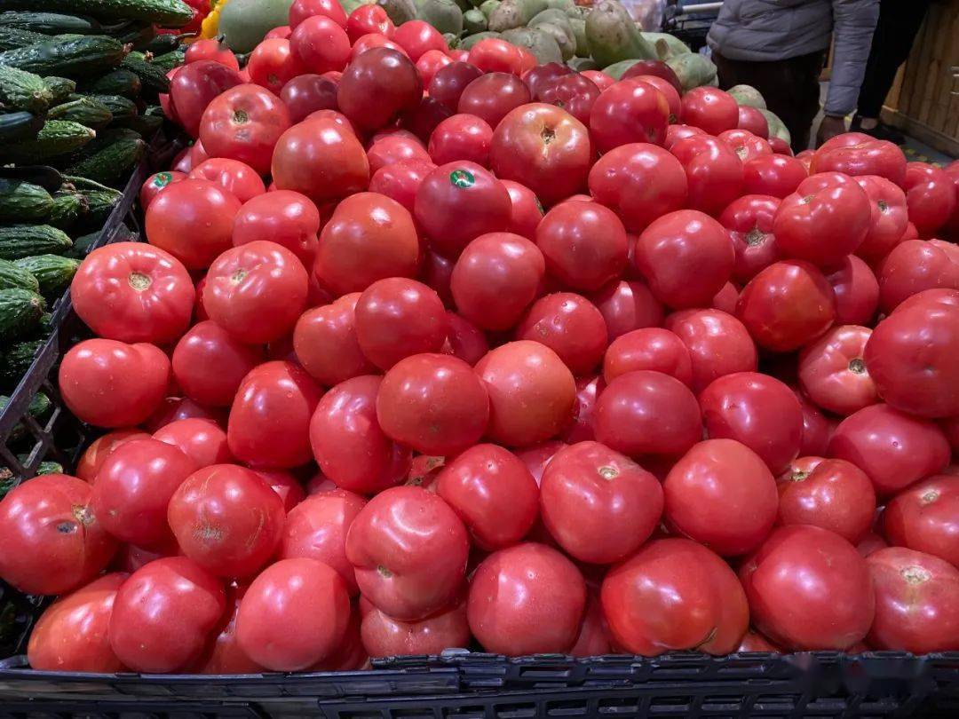 怎么样才能挑选出优质的西红柿呢,你在超市买西红柿有没有挑过中间