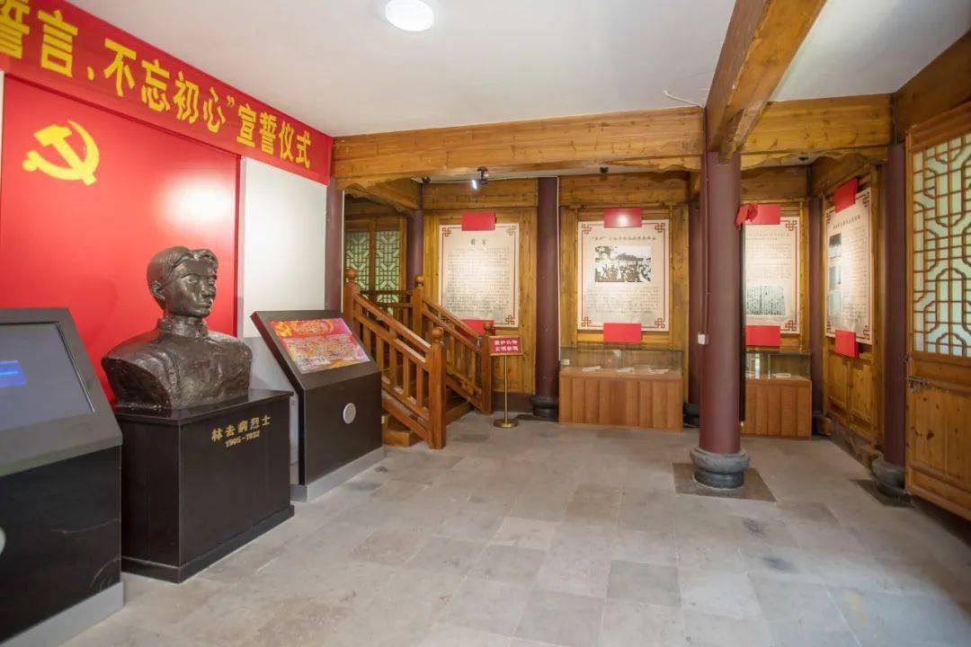 迈入话桑楼,一股浓浓的木头清香传来,映入眼帘的便是林去病烈士的铜像