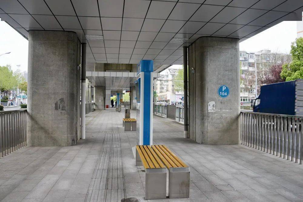 铜陵路公交专用道全部启用6座路中岛式公交站台开门纳客