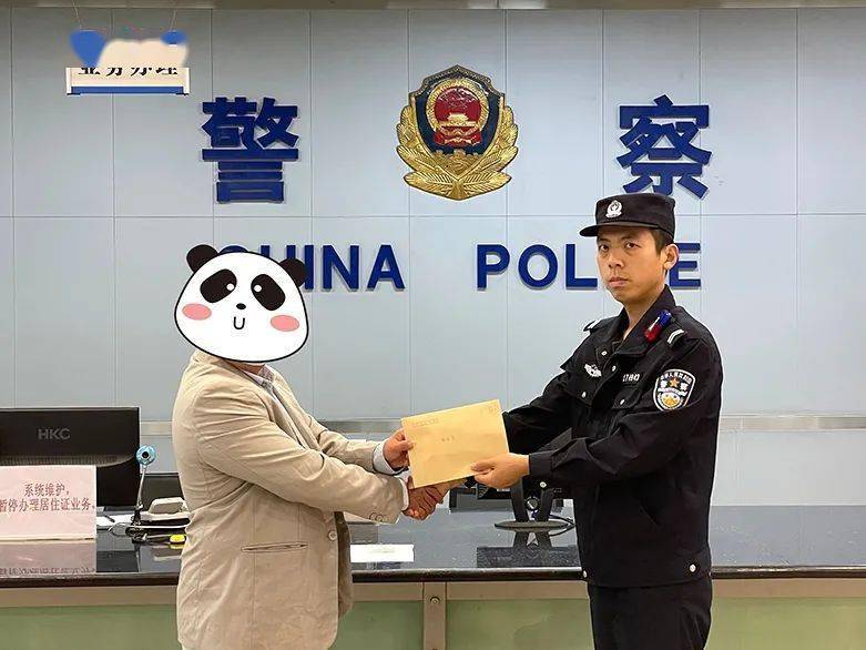 民警将成功追回的被诈骗款项28900元如数退还给受害人罗先生。新会公安提