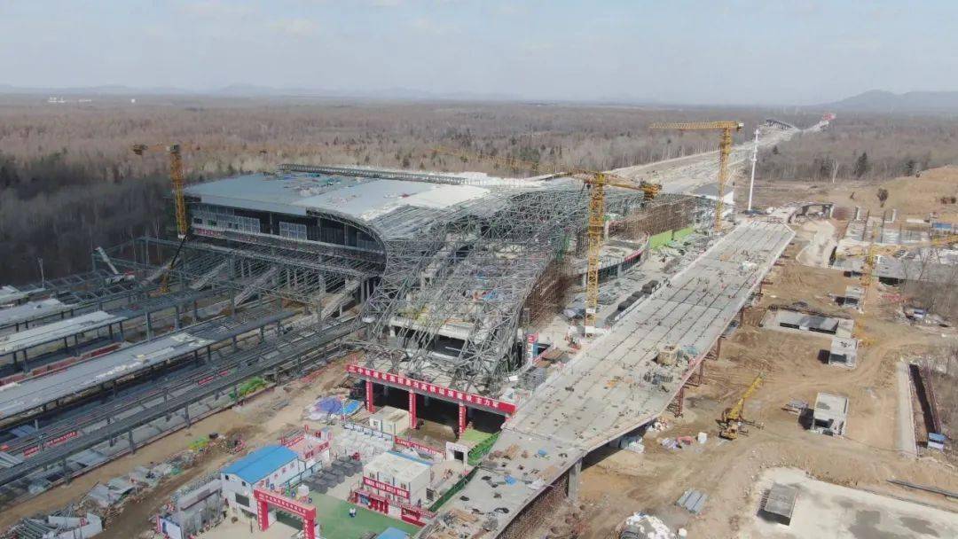 那么,长白山机场二期改扩建工程打开了国际市场的大门