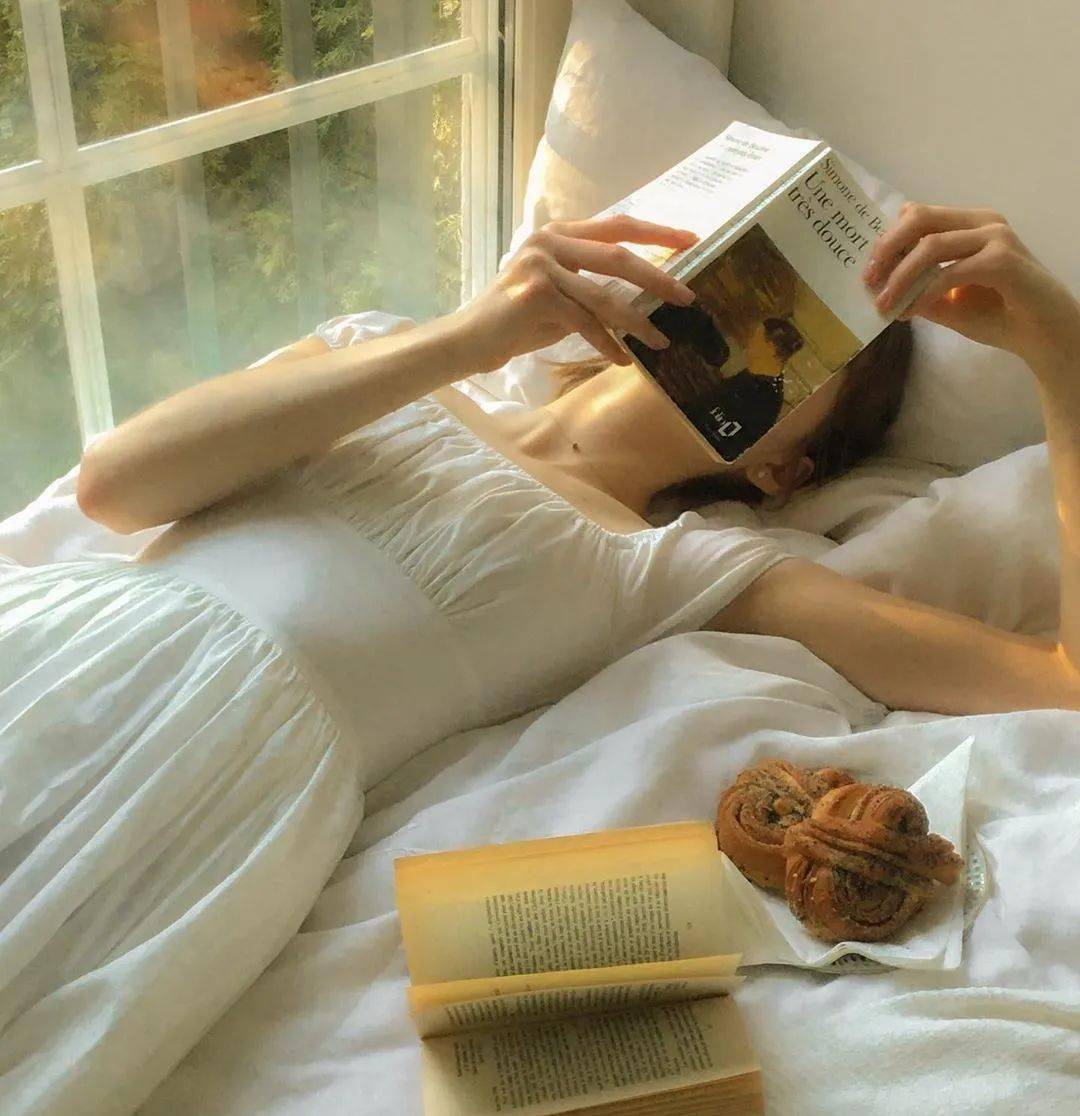 假面没有僵硬的肢体随性 与 慵懒最不秗ebecka自拍里随处可见的躺 &