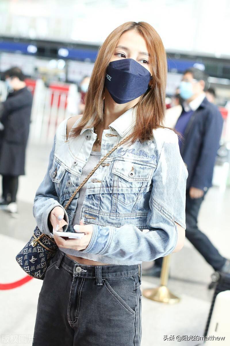 2021年4月7日,北凉,弦子现身机场.穿牛仔衣身材清秀亲切地对镜头招手.