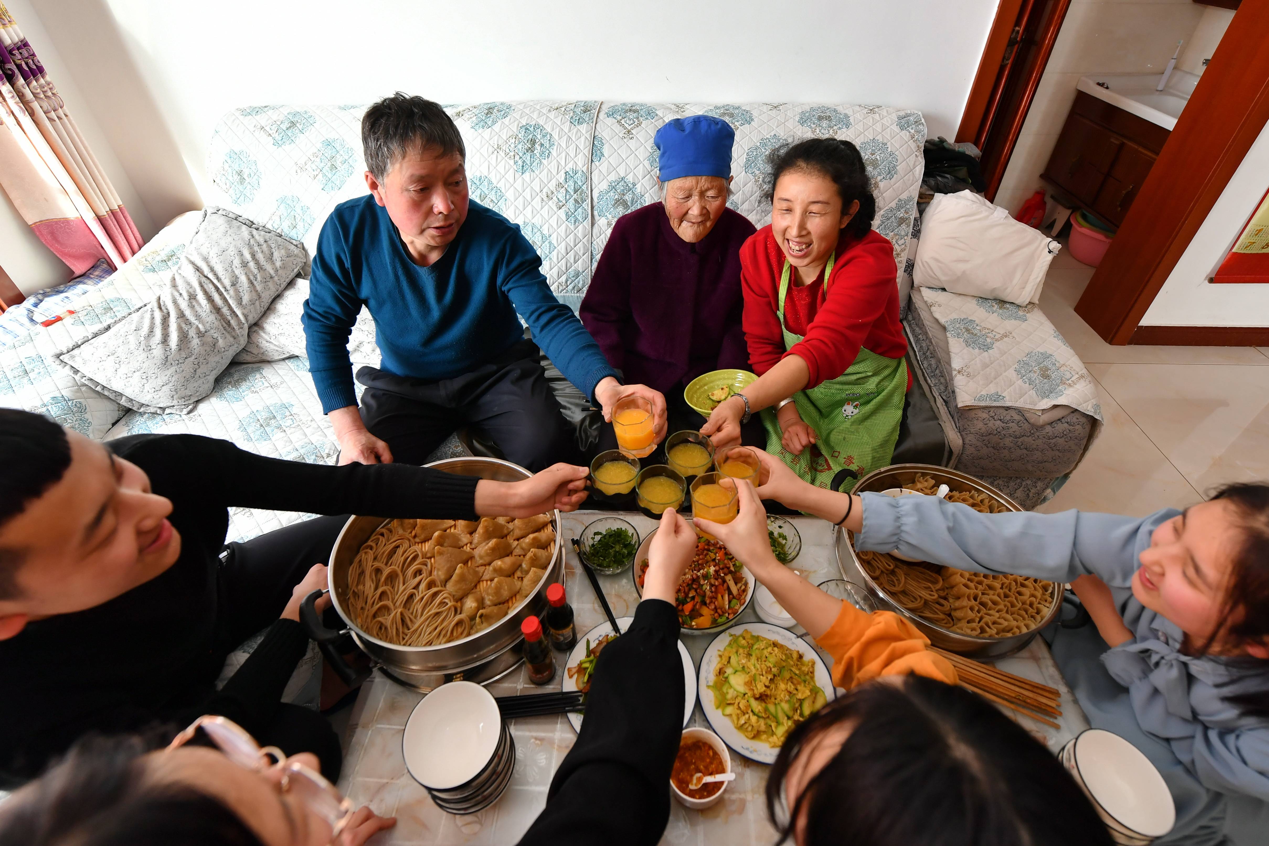 山西省岚县脱贫户刘志平(后排右)一家人在吃饭(2月4日摄.