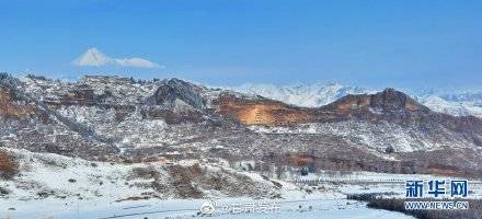 甘肃肃南：马蹄寺景区迎春雪 游客踏春赏雪两不误