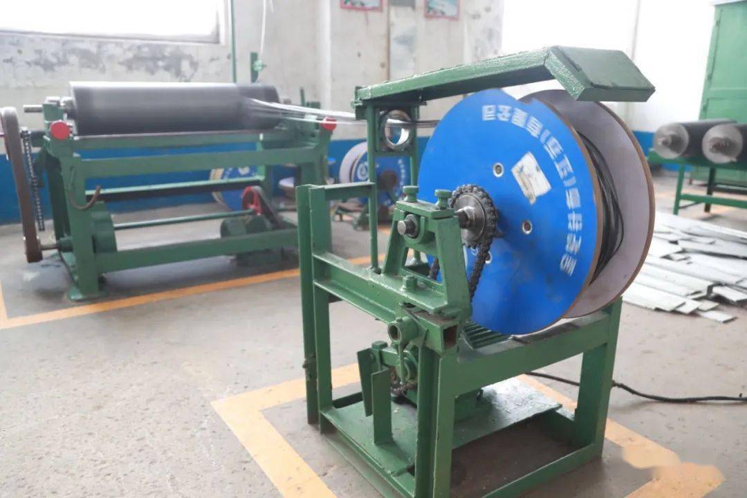 清梳包磨室更换刺辊时,传统模式都是采用人工剥条,这个过程费时,费力