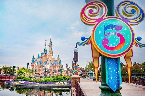 上海迪士尼度假区开启5岁生日庆典 全新“奇梦之光幻影秀”今晚首秀