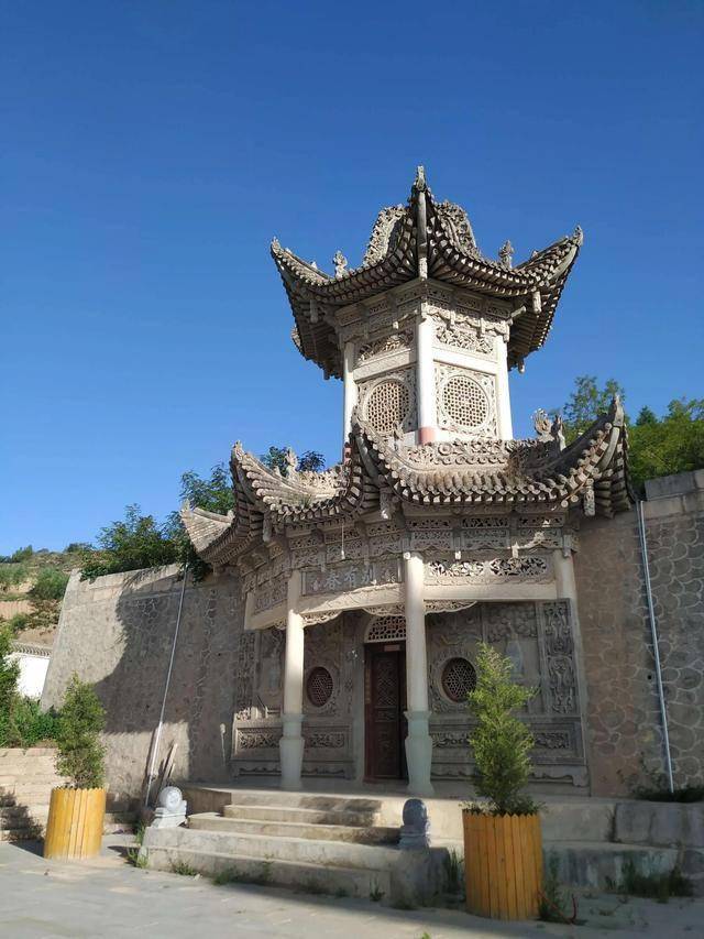 他继承马化龙事业,为反抗民族压迫,争取民族独立奔走一生.