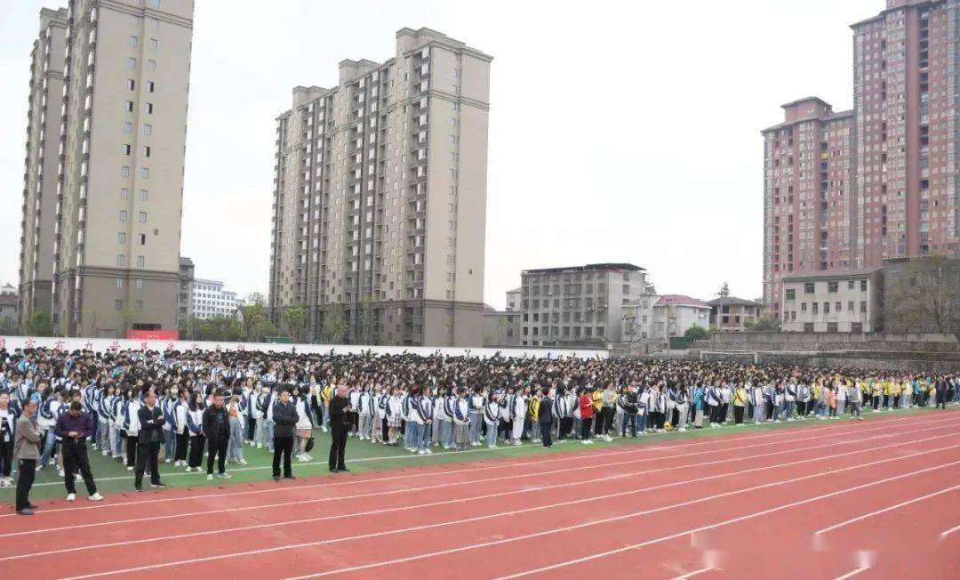 3月29日上午,學校利用國旗下的講話舉行了臨川三中預防溺水集體宣誓