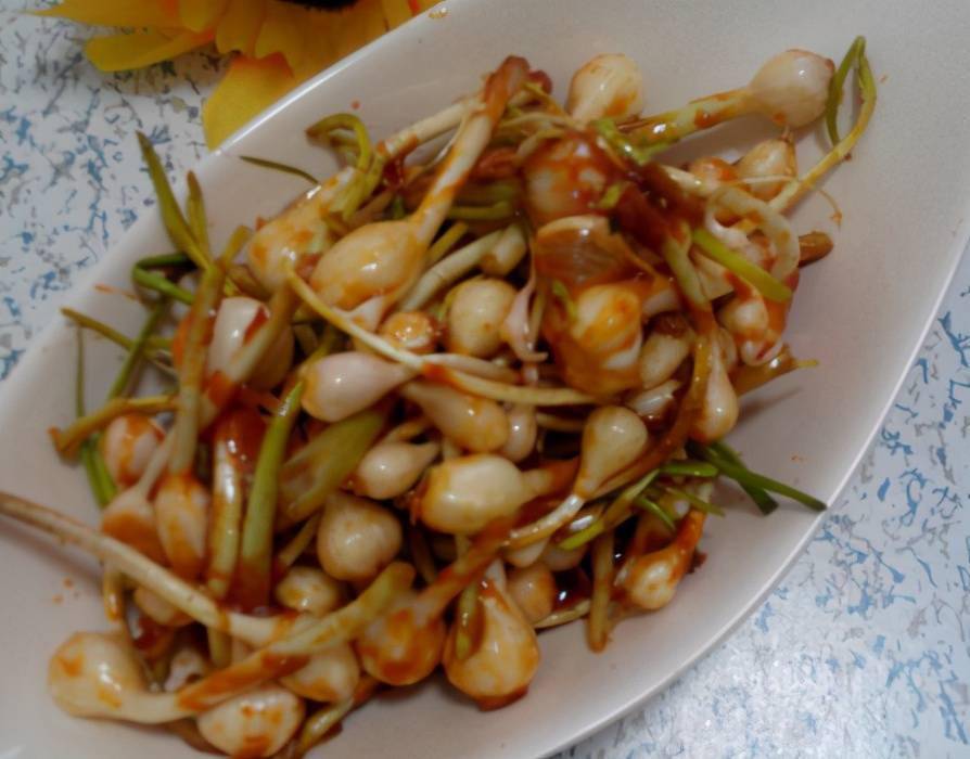 遇见野小蒜别错过,买回家腌一腌,简单省事,清脆酸爽,开胃解腻