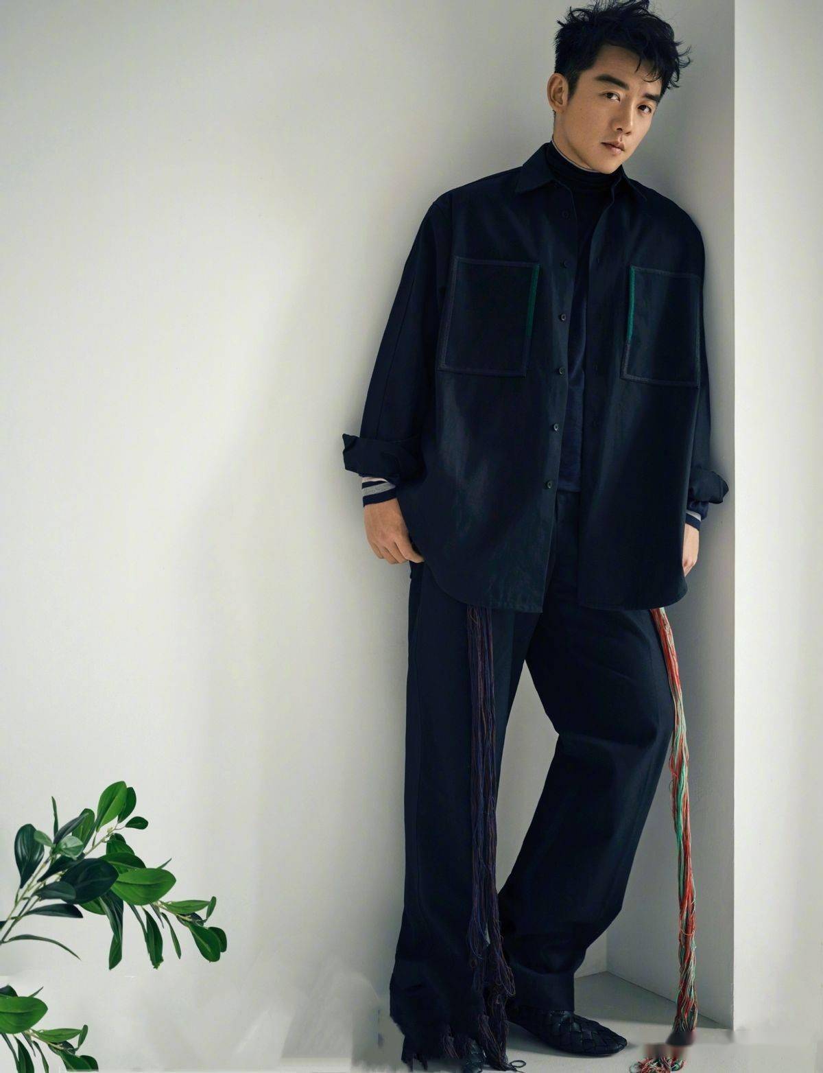 郑恺夫妇低调走机场郑恺一身黑好随性苗苗穿皮草很有范