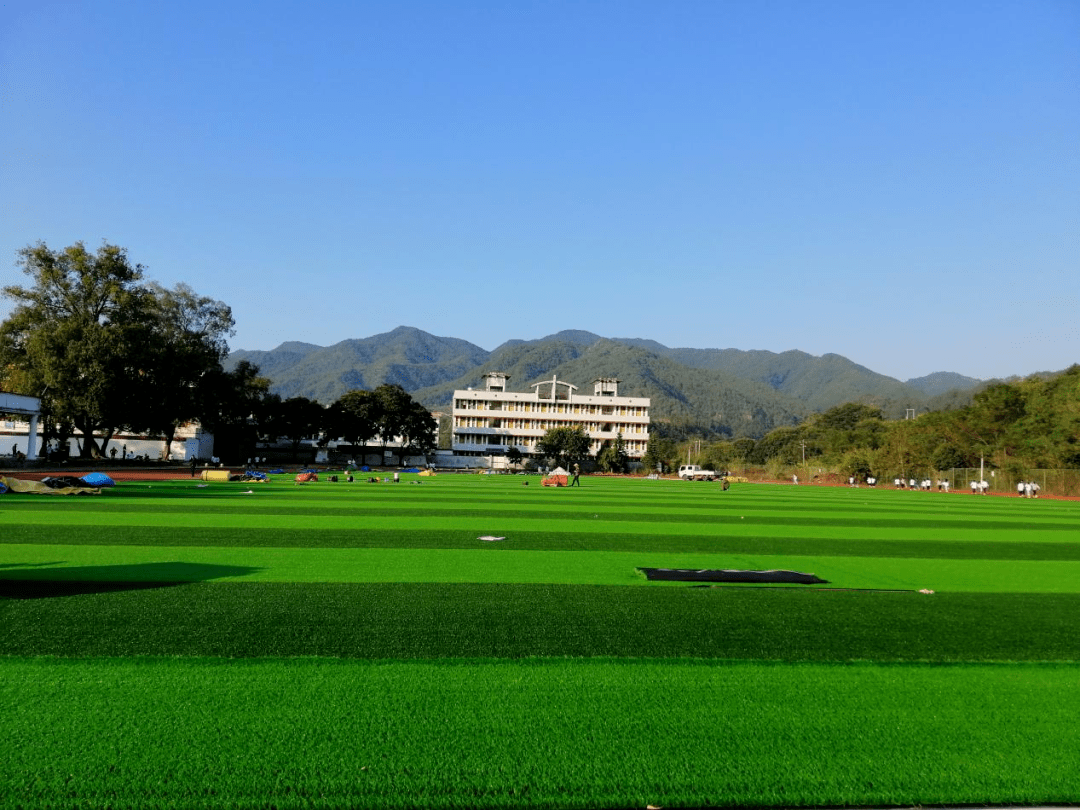 明强中学足球场掀起足球运动热潮,振奋蓝溪精神