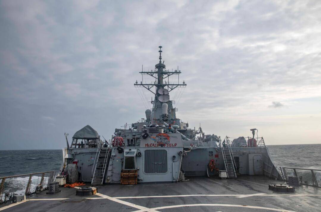 美国海军公布的"麦凯恩"号导弹驱逐舰在台海航行图片