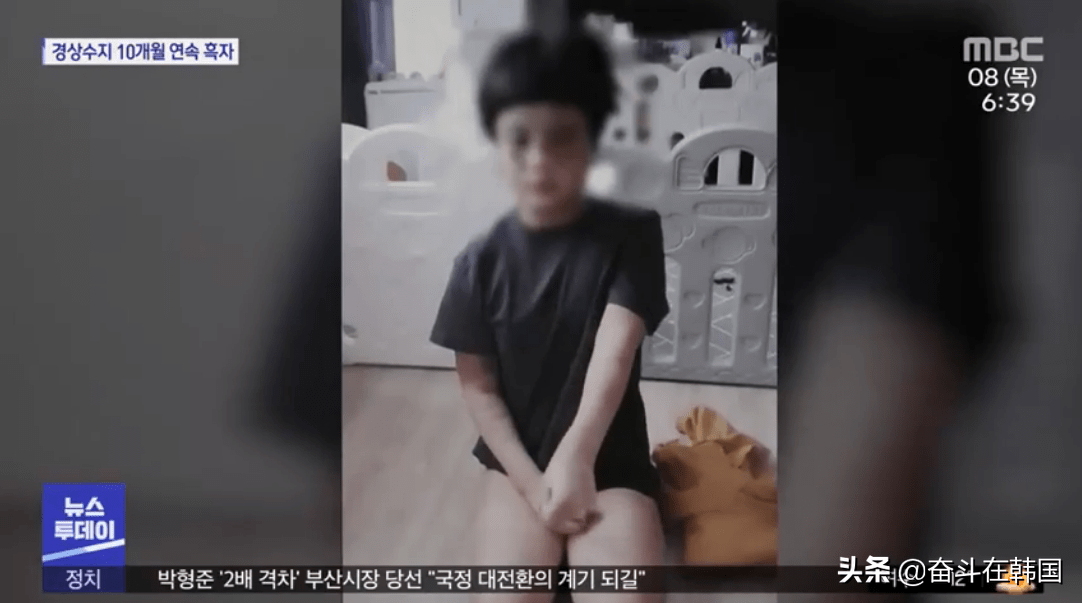 韩国一对夫妻残忍虐童视频被曝光！按头进浴池里，还让孩子吃狗屎_虐待