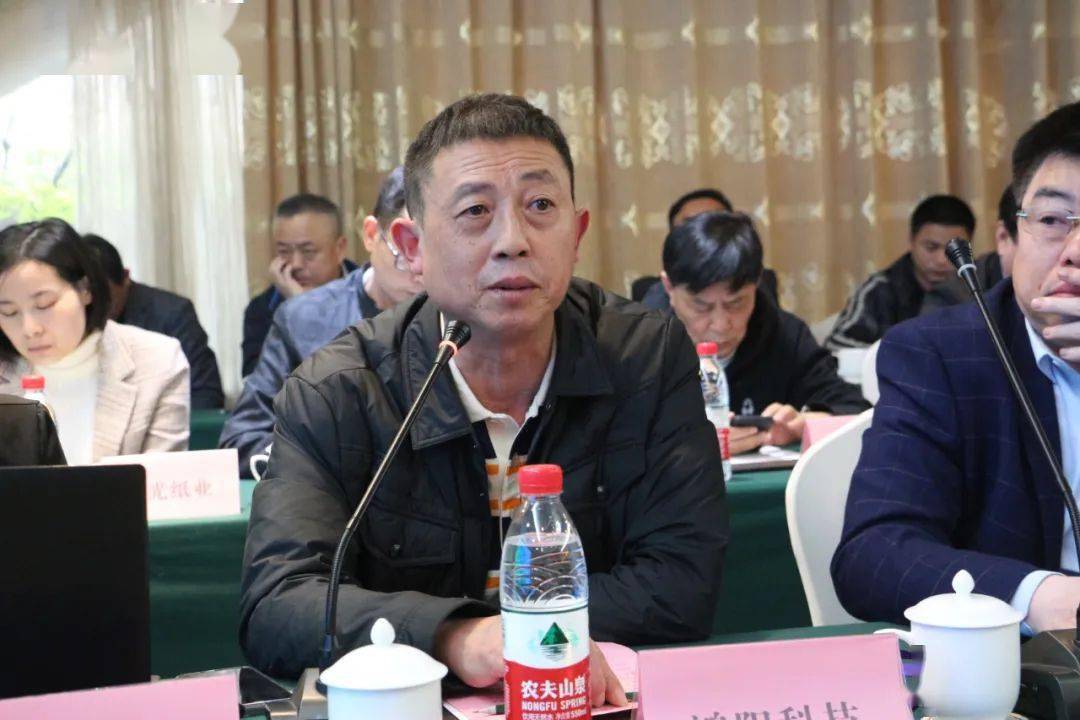 图:当阳市鸿阳新材料科技有限公司总经理叶兆云,山东金英利新材料科技