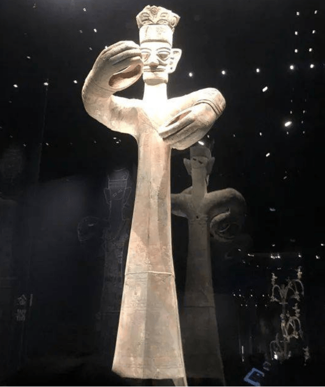 三星堆祭祀坑里的东西是否涉及了蜀王的形象和图腾,值得研究.