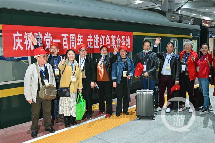 重庆今年首趟跨局跨省旅游专列开行 500余名乘客畅游“红色之旅”