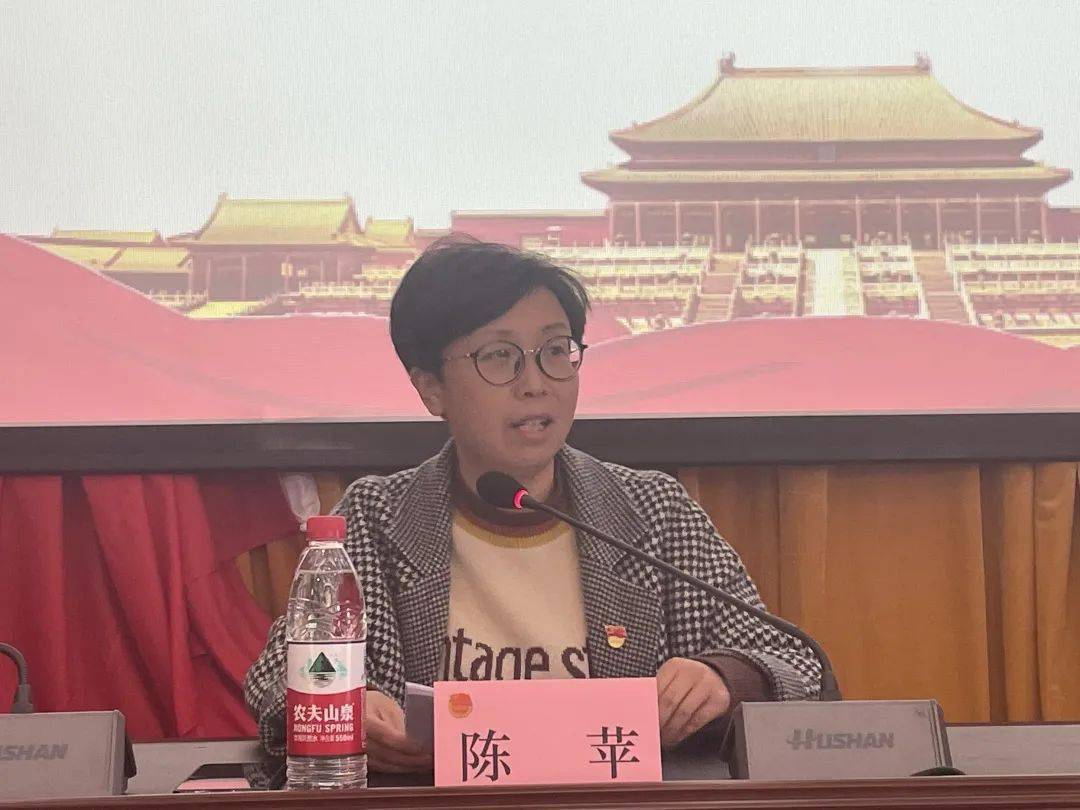 陈苹同志结合五峰部分"80""90"后干部违纪案件,以案为鉴为大家带了一