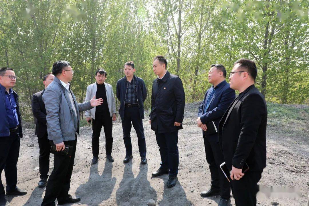 4月9日下午,区长关越到东大线沿线督导大气污染防治,道路绿化等工作.