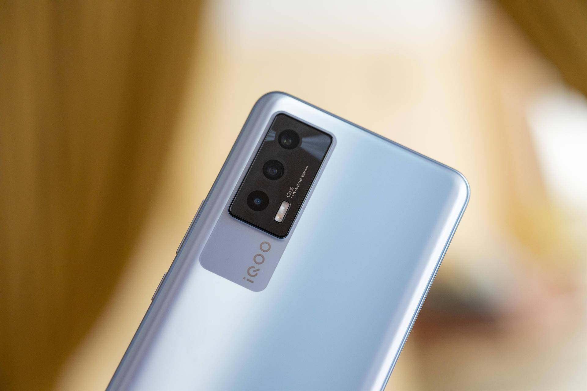 骁龙870独显芯片游戏体验更畅快iqooneo5图赏