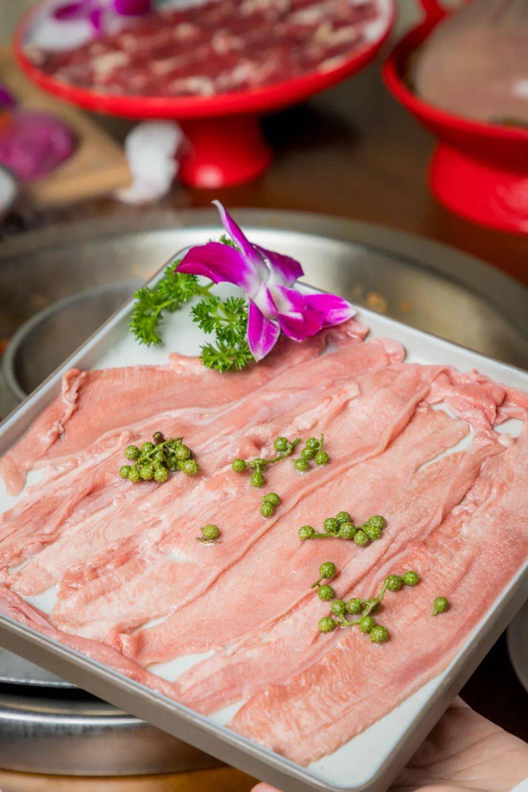 上等牛舌提前用藤椒油腌制,还没下锅就霸道十足了!