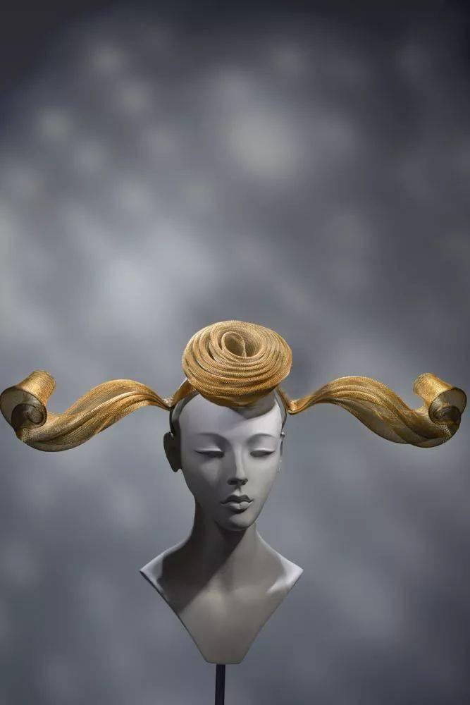 (各国际大牌抢着合作的帽子设计大师stephen jones作品)