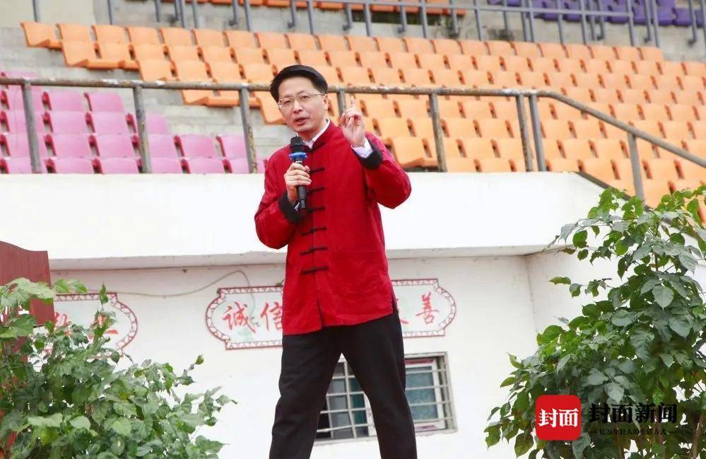 跳霹雳舞的四川犍为教育局长还会"古典rap" 从事教育20年曾培养出7名