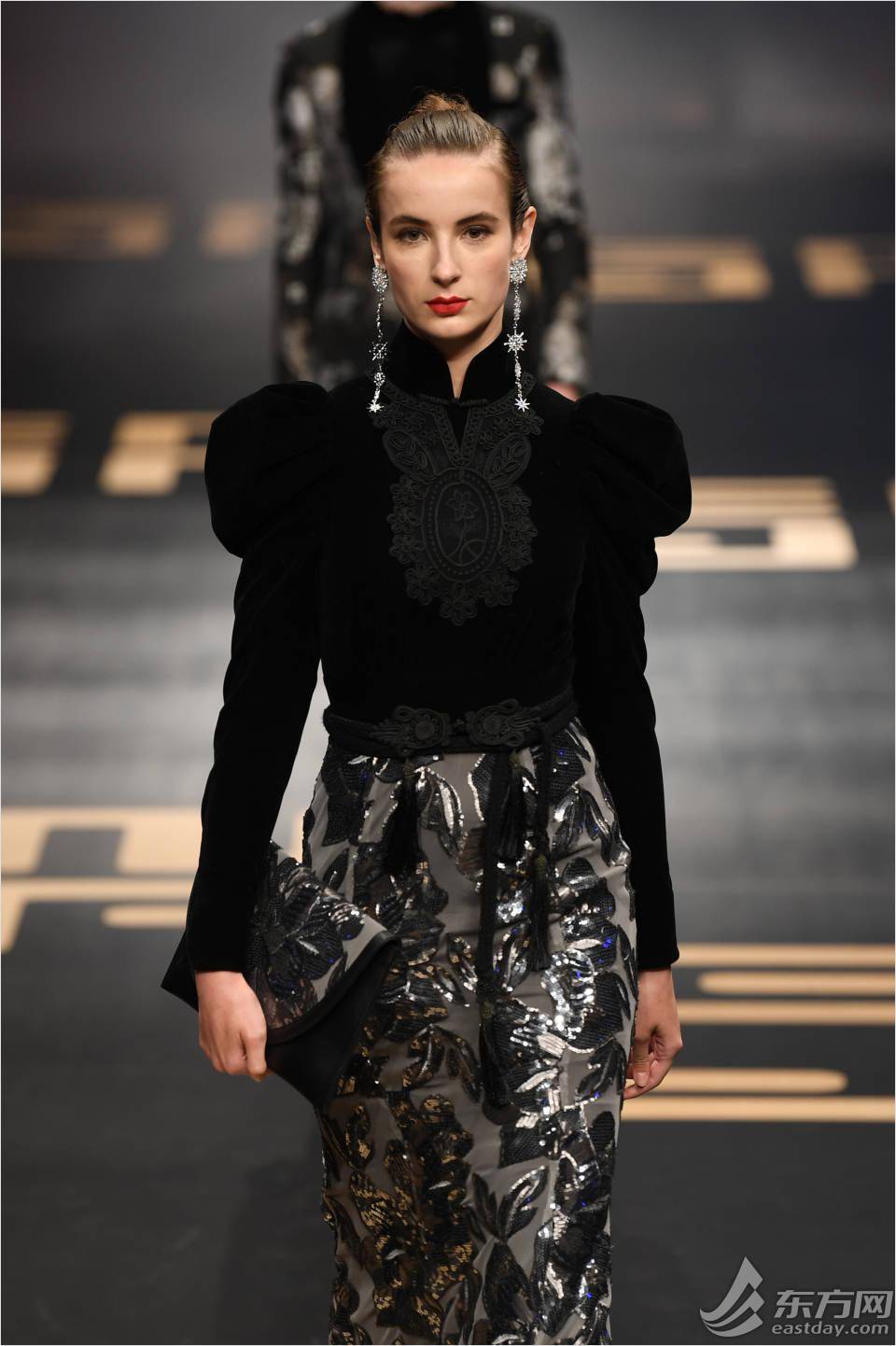 模特身着"新中装"行走在t台.模特身着"新中装"行走在t台.