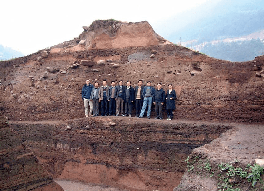 中坝遗址全景中坝遗址1997年度发掘人员中坝遗址2002年度发掘人员三峡