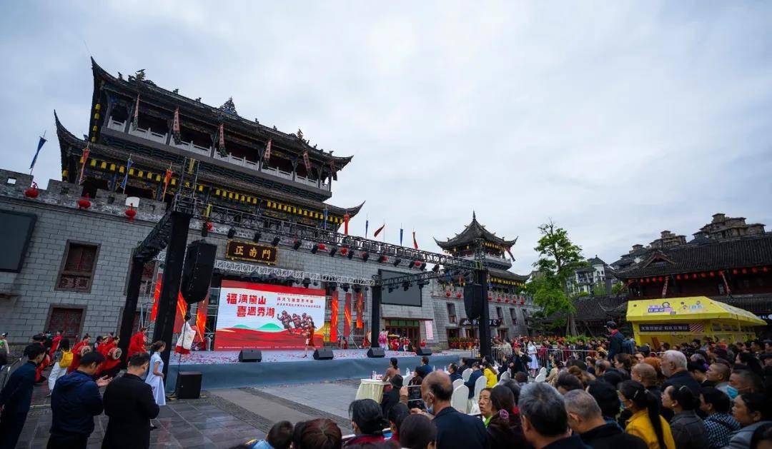 许鸿飞雕塑艺术展暨重庆市璧山区成渝环线经济圈文化与旅游商品展开幕