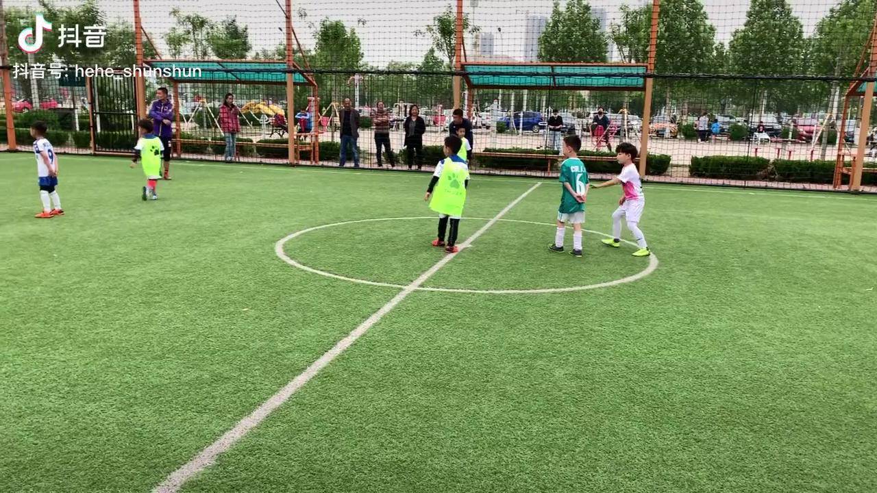 足球幼儿园可以呀二混子还能在场上指挥队友站位