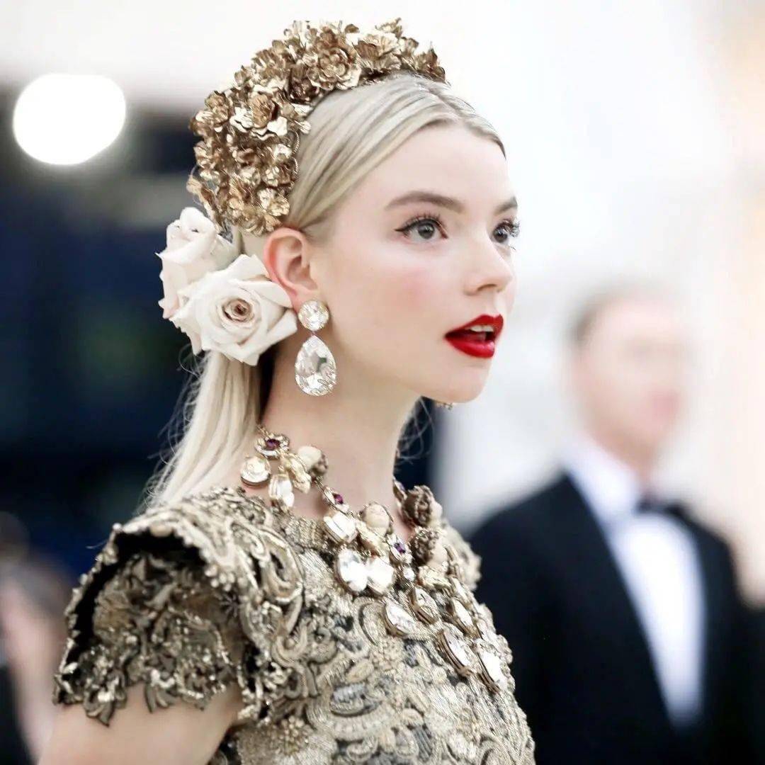 新晋金球奖视后anya taylor-joy,一枚突破次元壁长相的精灵少女