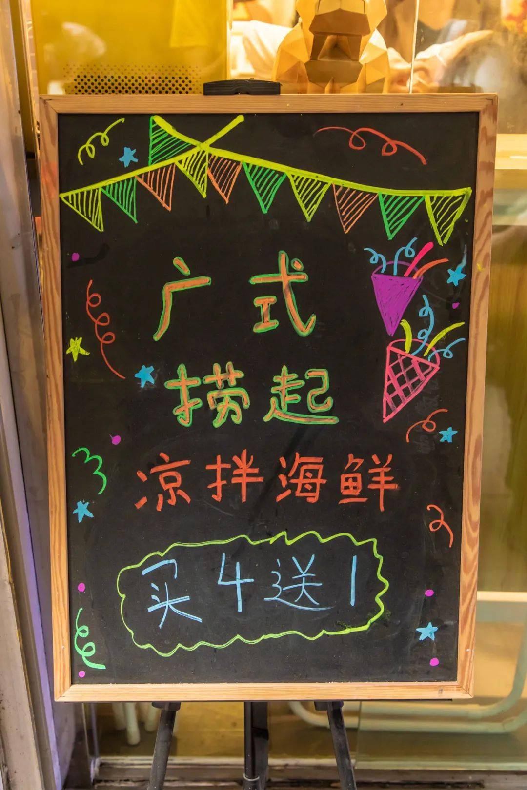 凭借十几款凉拌,开业半年一直高居小吃榜top①,西华路这家凉拌小店,火