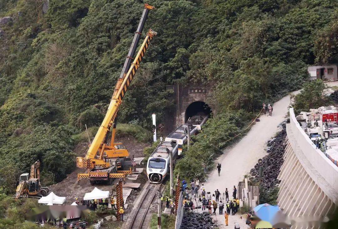 关注台湾列车出轨事故确认罹难49人