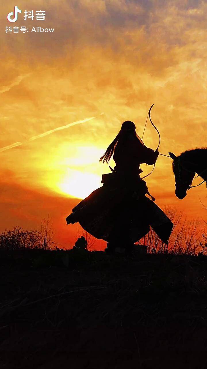 练习完骑射给学生拍了个夕阳射箭剪影骑射夕阳西下落日余晖