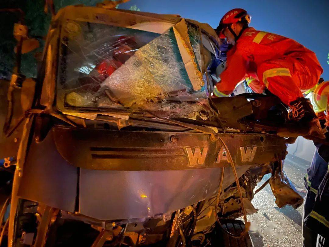 伤势较重,情况十分紧急一名司机被困驾驶室内311国道河南许昌段发生一