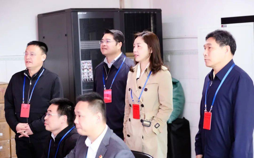 区委教育工委书记徐静秋(后排右二),区委教育工委副书记彭万明(后排左