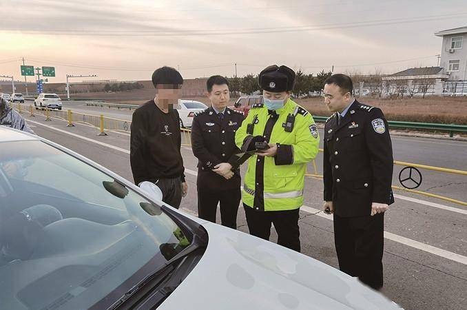 日前,高速交警二支队天骄大队交警在辖区范围内对过往车辆开展例行