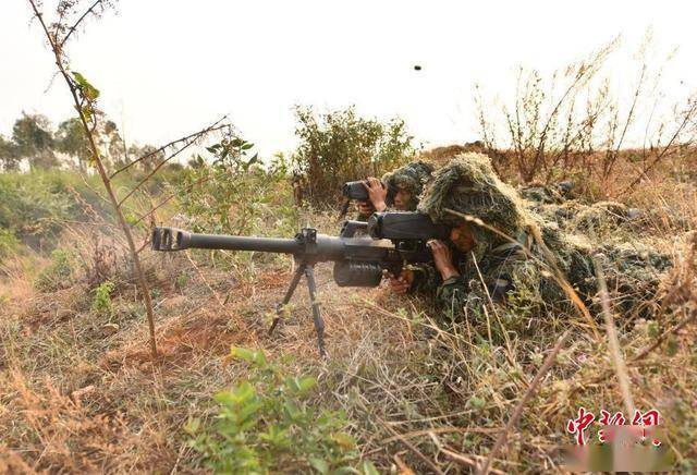 近日,第75集团军某旅组织开展狙击榴弹发射器实弹射击,全面检验武器