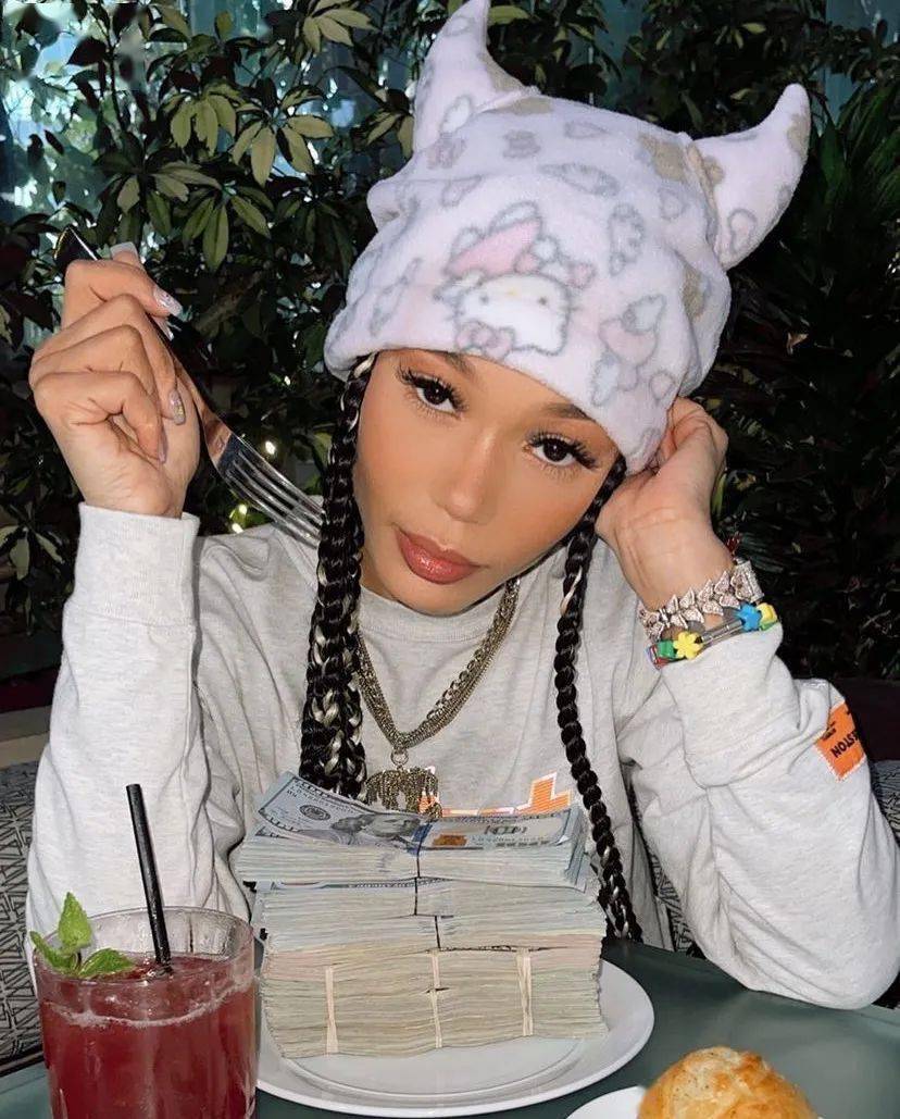 等,也有火辣动感的《two step witcho bish》,《add it》,《big purr