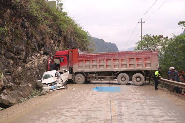 事发都安一大货车雨天侧滑撞向小车造成1死3伤