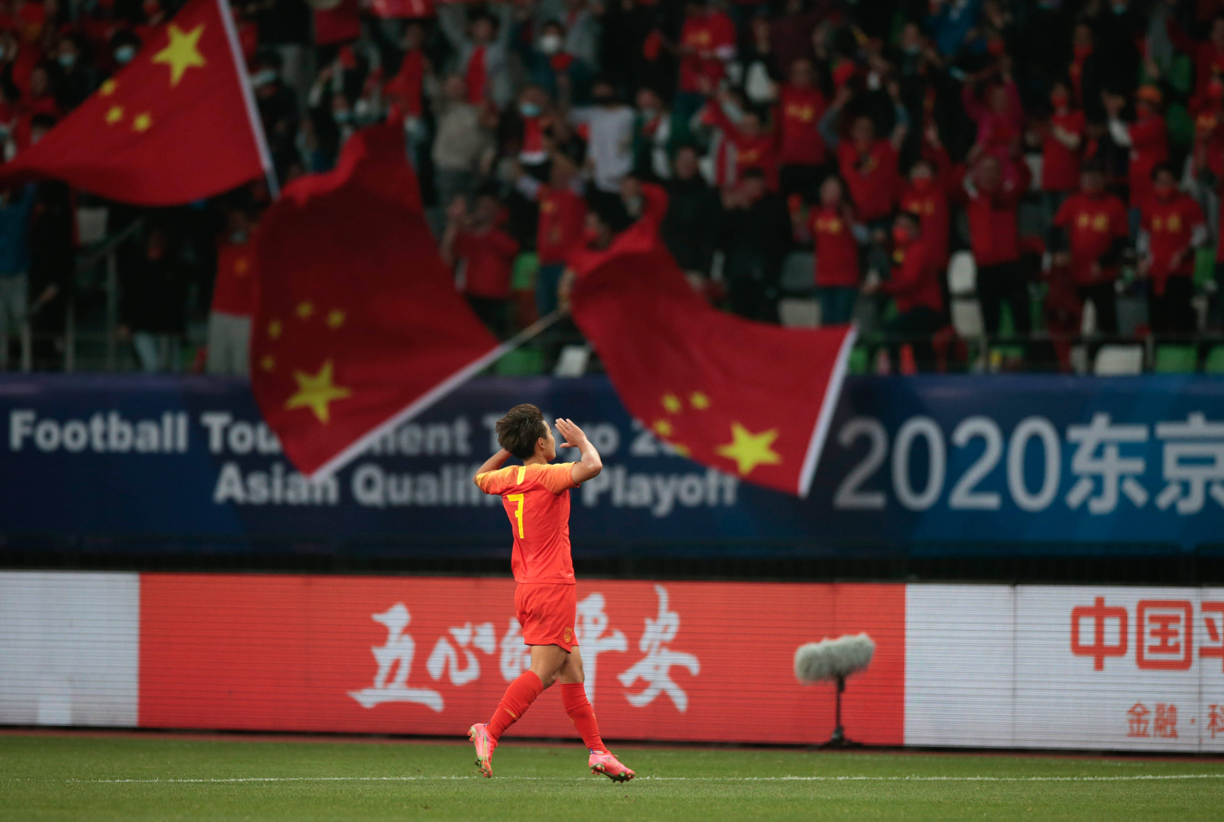 4月13日,中国队球员王霜在比赛中庆祝进球.