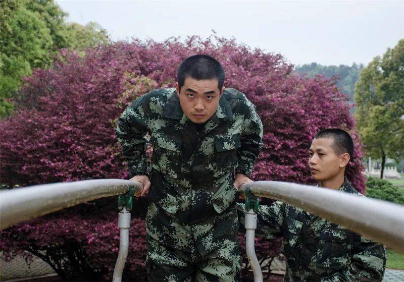 新同志们进行器械训练,没有体能基础,没有体育生的功底,自己也常常