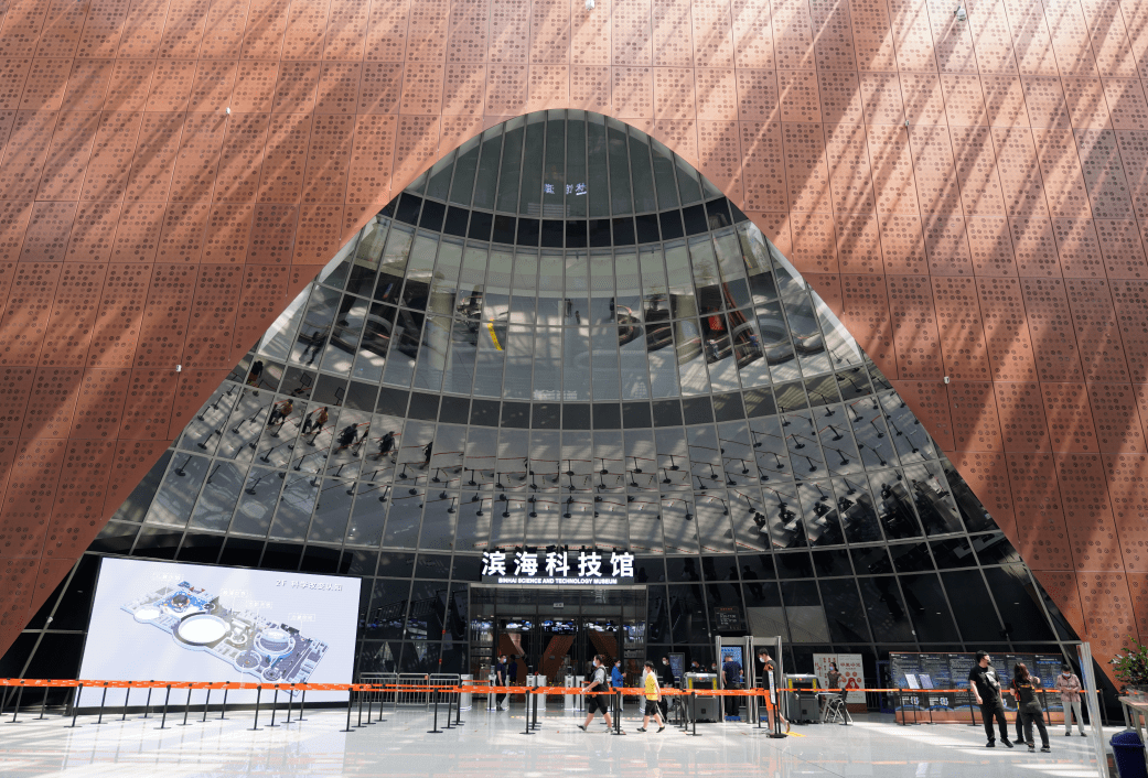 7万平方米,场馆四层分别展示了"科技点亮滨海","科学改变认知","技术