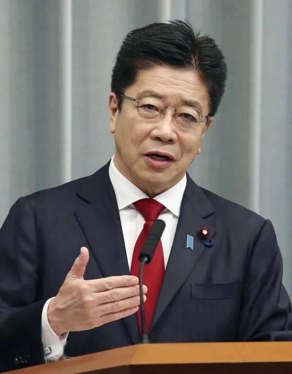 日本内阁官房长官加藤胜信 图源:澎湃影像外相茂木敏充也在记者会上
