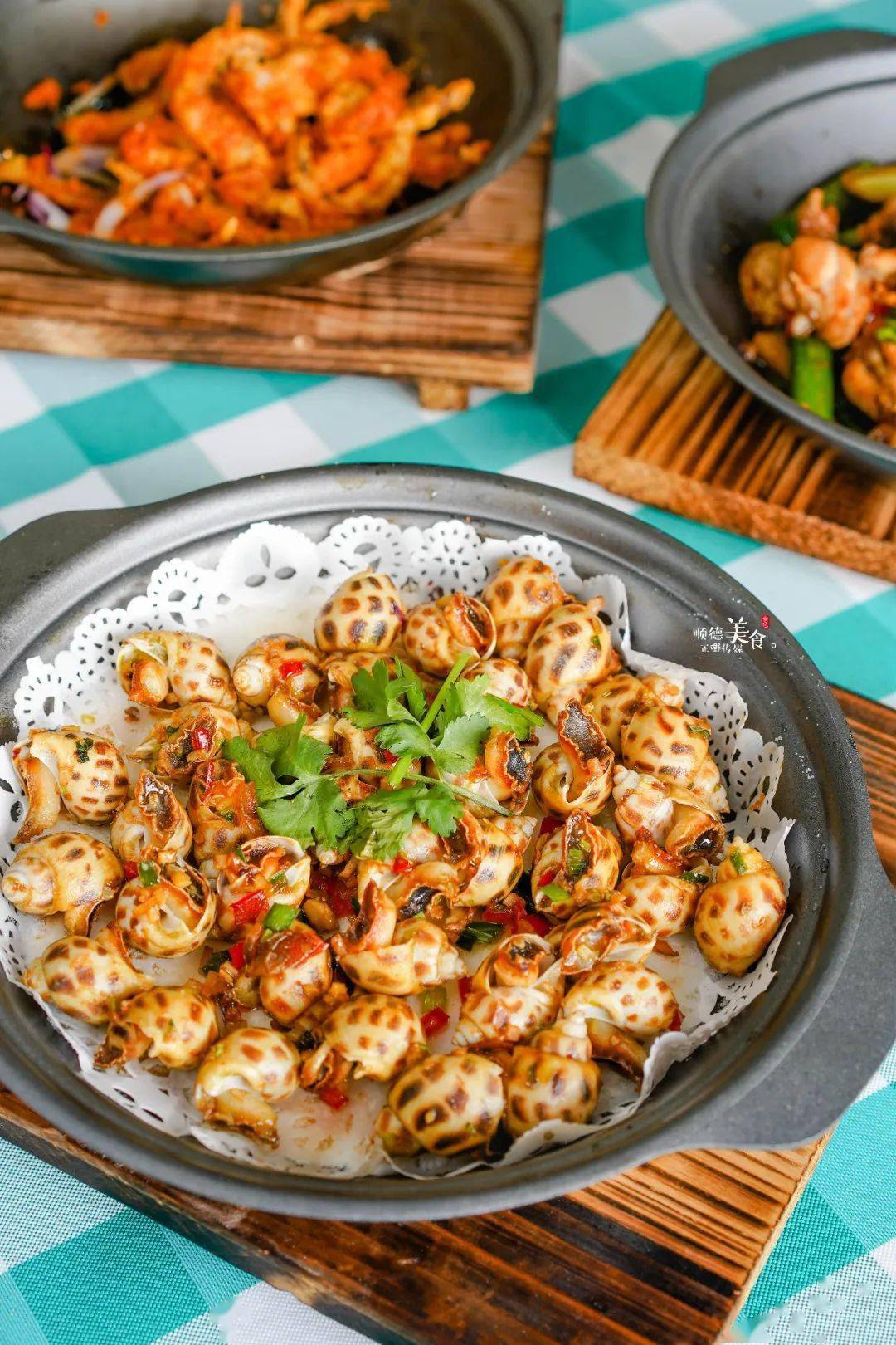 顺德新开的海鲜大排档锅仔粥簸箕菜啫啫煲每道菜都是经典凌晨还有人